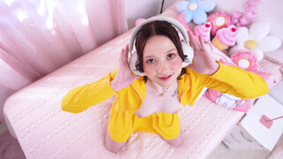 Хуястый кузен отодрал сестру в анал, поймав её за мастурбацией с дилдо в попе