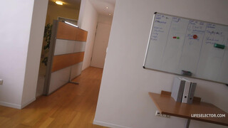 Курьерша-воровка наказана сексом в жопу, нехуй воровать содержимое посылок! - POV порно