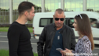 Два местных пикапера ловко развели на анал с двойным проникновением туристку Baby Doll